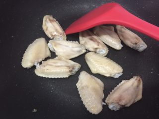 2、可乐鸡肉炒饭,放入鸡中翅稍煎至两面金黄