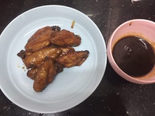 7、可乐鸡肉炒饭,把鸡中翅和汁分开放