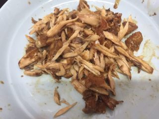 8、可乐鸡肉炒饭,戴一次性手套把鸡中翅拆骨,把肉撕小块