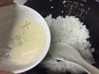 9、可乐鸡肉炒饭,剩饭倒入20g的寿司醋