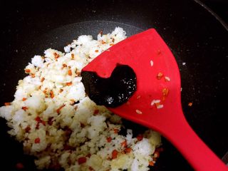 14、可乐鸡肉炒饭,加入剩下可乐汁的1/2,翻炒均匀