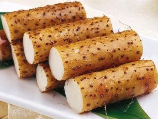 1、老北京清真小吃-糖卷果,山药的挑选,要挑选面一些的,不要选到脆的,脆的做出来口感会差一点,但如果不会挑选的话,就买那种粗细比较匀称的,外皮没有太多须的山药。