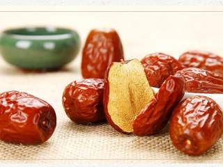 2、老北京清真小吃-糖卷果,红枣,选用新疆大枣,软的,不要选小、硬、脆的那种。