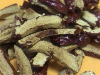 4、老北京清真小吃-糖卷果,先将枣肉切成小条,切枣肉的过程比较费事费时,切勿着急。