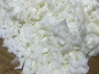 6、老北京清真小吃-糖卷果,将山药去皮、切碎。