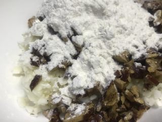 7、老北京清真小吃-糖卷果,山药切碎后会有粘液,没关系,直接和山药一起放到干净无水无油的盆里。