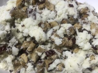 8、老北京清真小吃-糖卷果,戴上一次性手套将面粉和切碎的枣放到山药碎里抓匀,至无干粉,山药不再粘手。此步骤不要放水,不要放水,不要放水。(重要的事情说三遍!)