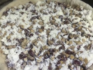 9、老北京清真小吃-糖卷果,在火上放上蒸锅,在蒸锅的屉上铺上一层弄湿的屉布。然后将第6步的混合物平铺在屉布上。