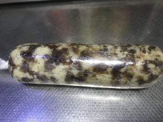 14、老北京清真小吃-糖卷果,最后将卷好的卷果放到保鲜膜上,两头打结裹紧,晾凉。我一般会将卷好的卷果放入冷藏室冷藏,第二天拿出来继续下一步。