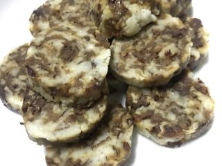 16、老北京清真小吃-糖卷果,切好块后,去掉保鲜膜。