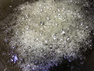 18、老北京清真小吃-糖卷果,将煎好的卷果块放一旁备用,锅内继续倒入少许油,加入适量的砂糖,开始炒熬糖,此步骤如果不会掌握可用水代替油熬糖。我喜欢用水,不会太腻。