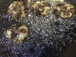 19、老北京清真小吃-糖卷果,将糖熬至快接近做拔丝红薯的那个状态,立刻倒入煎好的卷果块,裹糖,熬糖过程要注意小火。