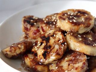 20、老北京清真小吃-糖卷果,将裹好糖的卷果盛入盘中,撒上些许白芝麻后即可食用。