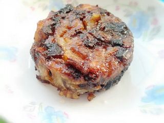 21、老北京清真小吃-糖卷果,裹糖我个人喜欢薄薄的裹一层,本身卷果含枣,枣偏甜,薄薄的裹上一层糖不会显得那么腻,很好吃。有人不喜裹糖,直接煎完后食用也可。