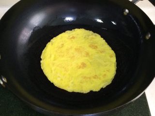 2、鲜虾时蔬饭团便当,开火，在锅里倒入少许食用油，把鸡蛋液倒入锅内煎至两面金黄色。