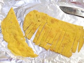 3、鲜虾时蔬饭团便当,按图上把煎好的鸡蛋饼切成条，但不要切断了。