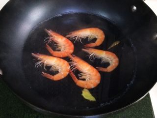 5、鲜虾时蔬饭团便当,事先把虾去掉虾线且清洗干净，在锅里加入适量的清水和一片姜，大火烧开，把虾放入锅内煮，待虾煮熟捞起沥干水分备用。