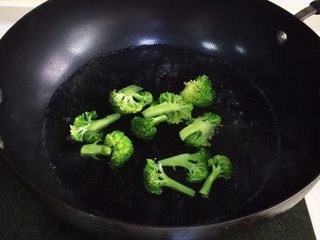 6、鲜虾时蔬饭团便当,在锅内放入适量清水烧开，加入西兰花，放一点盐和一两滴的食用油。