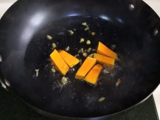 8、鲜虾时蔬饭团便当,在锅内放入适量清水烧开，放入南瓜块和玉米粒煮熟。（也可以和西兰花一起煮）