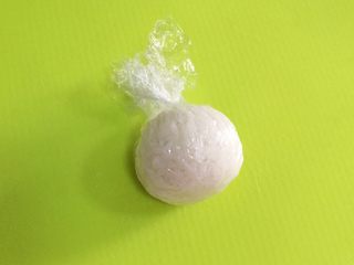 10、鲜虾时蔬饭团便当,然后用保鲜膜把米饭捏成小圆团，一共做了3个小饭团。