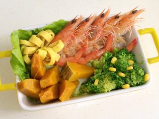 12、鲜虾时蔬饭团便当,把南瓜块摆好，玉米粒放在西兰花中。