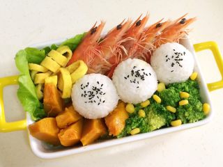 13、鲜虾时蔬饭团便当,最后把三个饭团放上，撒上少许黑芝麻。