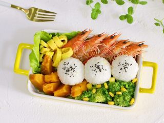 14、鲜虾时蔬饭团便当,一份营养又美味可口的便当就制作完成了。