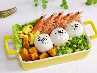 15、鲜虾时蔬饭团便当,一份营养又美味可口的便当就制作完成了。