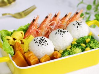 16、鲜虾时蔬饭团便当,吃这样一份有虾有蛋有蔬菜的便当，一天都会能量满满哦！