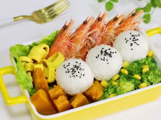 17、鲜虾时蔬饭团便当,色香味俱全的便当做起来吧！