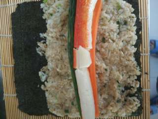 1、寿司,摆上馅料