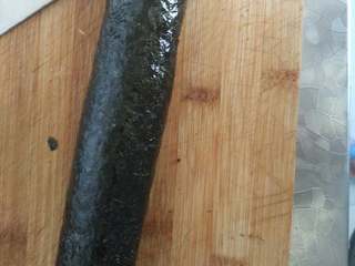 2、寿司,用海苔将馅料卷起来