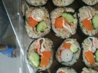 3、寿司,切成大小匀称的块