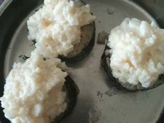 4、寿司,按不同口味将鱼酱，鱼籽等不同材料放到切好的寿司上