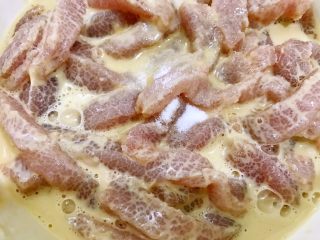 2、火锅店必点之现炸酥肉,加入一勺盐