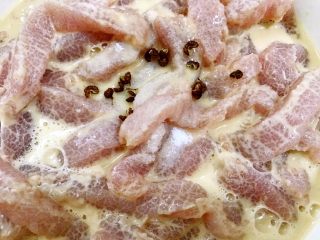 3、火锅店必点之现炸酥肉,加入10几粒花椒（个人觉得整粒花椒更香哦）