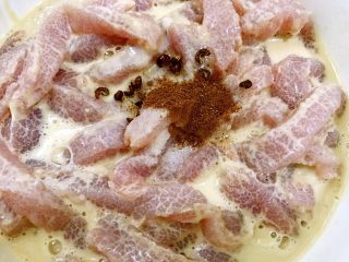 4、火锅店必点之现炸酥肉,加入一勺五香粉