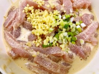5、火锅店必点之现炸酥肉,加入葱末和姜末