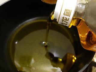 7、火锅店必点之现炸酥肉,奶锅里加入约500克油