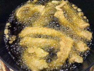 9、火锅店必点之现炸酥肉,小火慢慢炸至定型