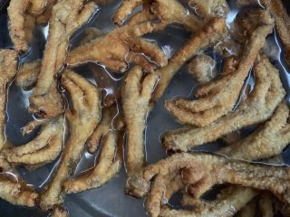 1、酸辣卤鸡爪,炸好的虎皮鸡爪解冻,需要自己做的就用热油炸新鲜鸡爪,热油炸到鸡爪浮起捞出沥干油分放入冷水浸泡半小时再捞出沥干水份就行。