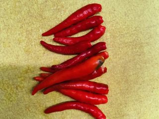 3、酸辣卤鸡爪,去梗洗净。