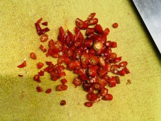 4、酸辣卤鸡爪,切圈备用。