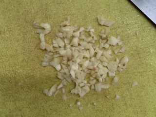 5、酸辣卤鸡爪,蒜切碎备用。