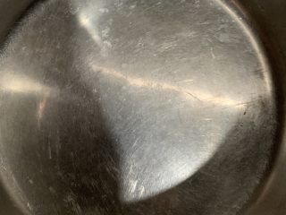 6、酸辣卤鸡爪,锅洗净小火烧干。