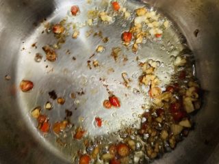 10、酸辣卤鸡爪,加入少许辣椒翻炒。