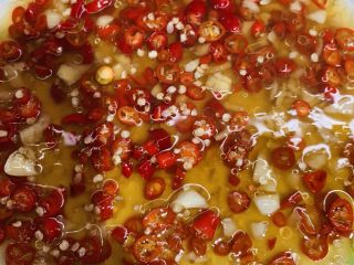 13、酸辣卤鸡爪,剩余辣椒和蒜碎加入白醋。