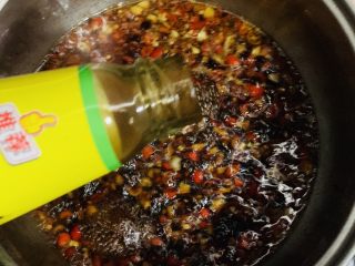 15、酸辣卤鸡爪,倒入蚝油。