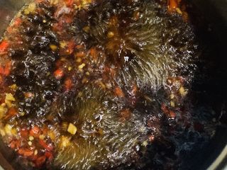 19、酸辣卤鸡爪,直到汤汁烧开。