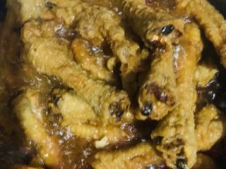 22、酸辣卤鸡爪,煮2分钟后开盖搅拌一下。